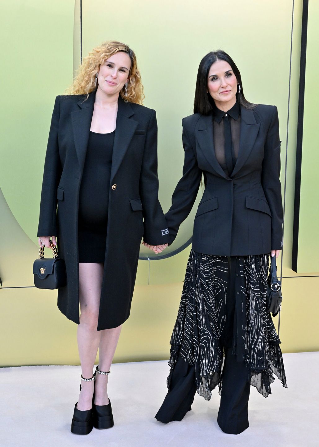 Demi Moore z córką - pokaz Versace