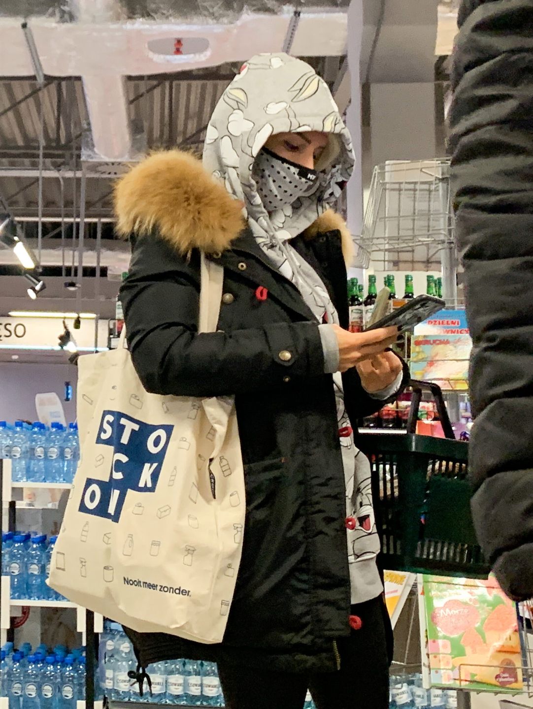 Blanka Lipińska na zakupach. W koszyku ma truskawki