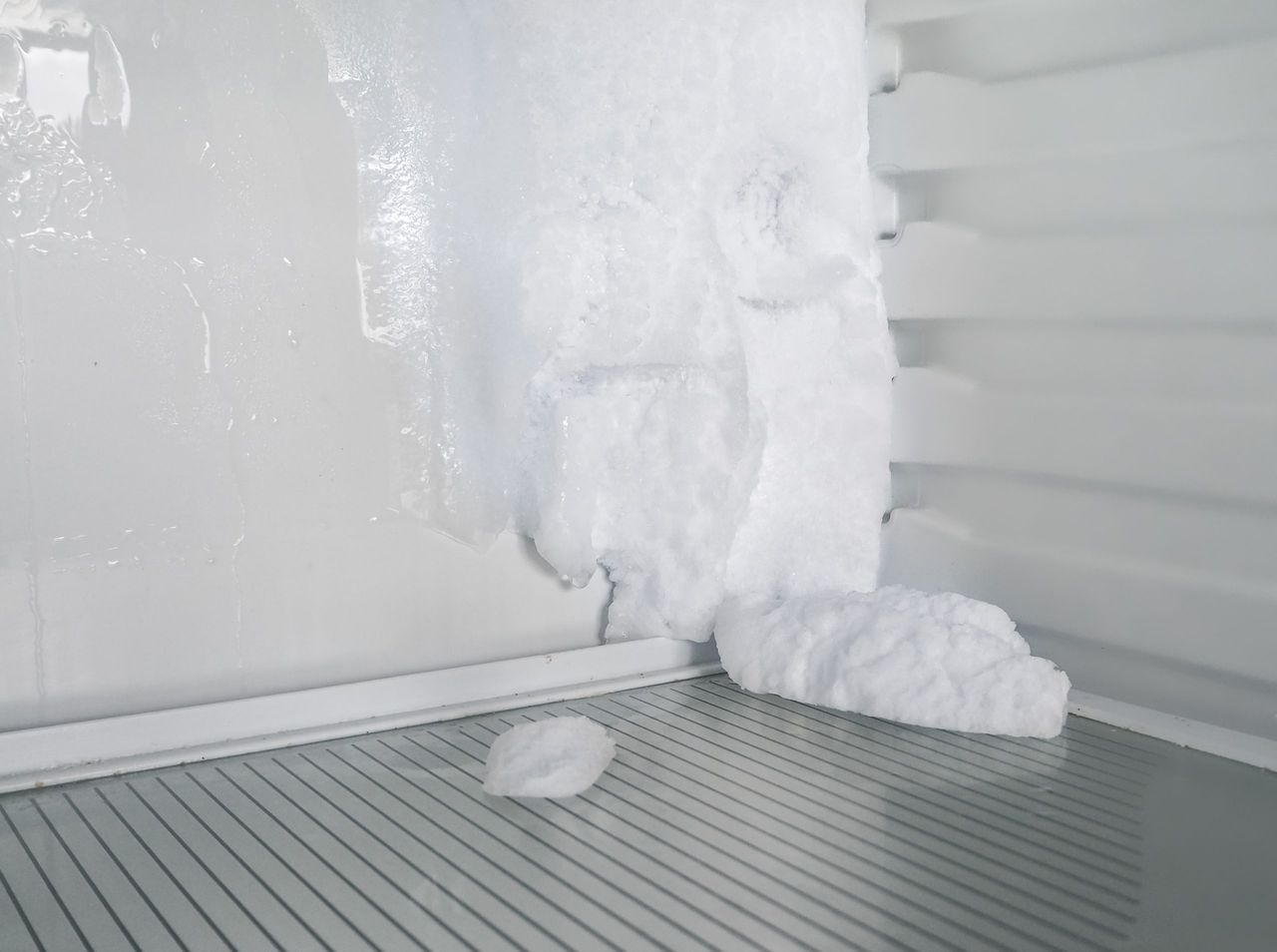 The ice in the refrigerator. Defrosting the refrigerator.