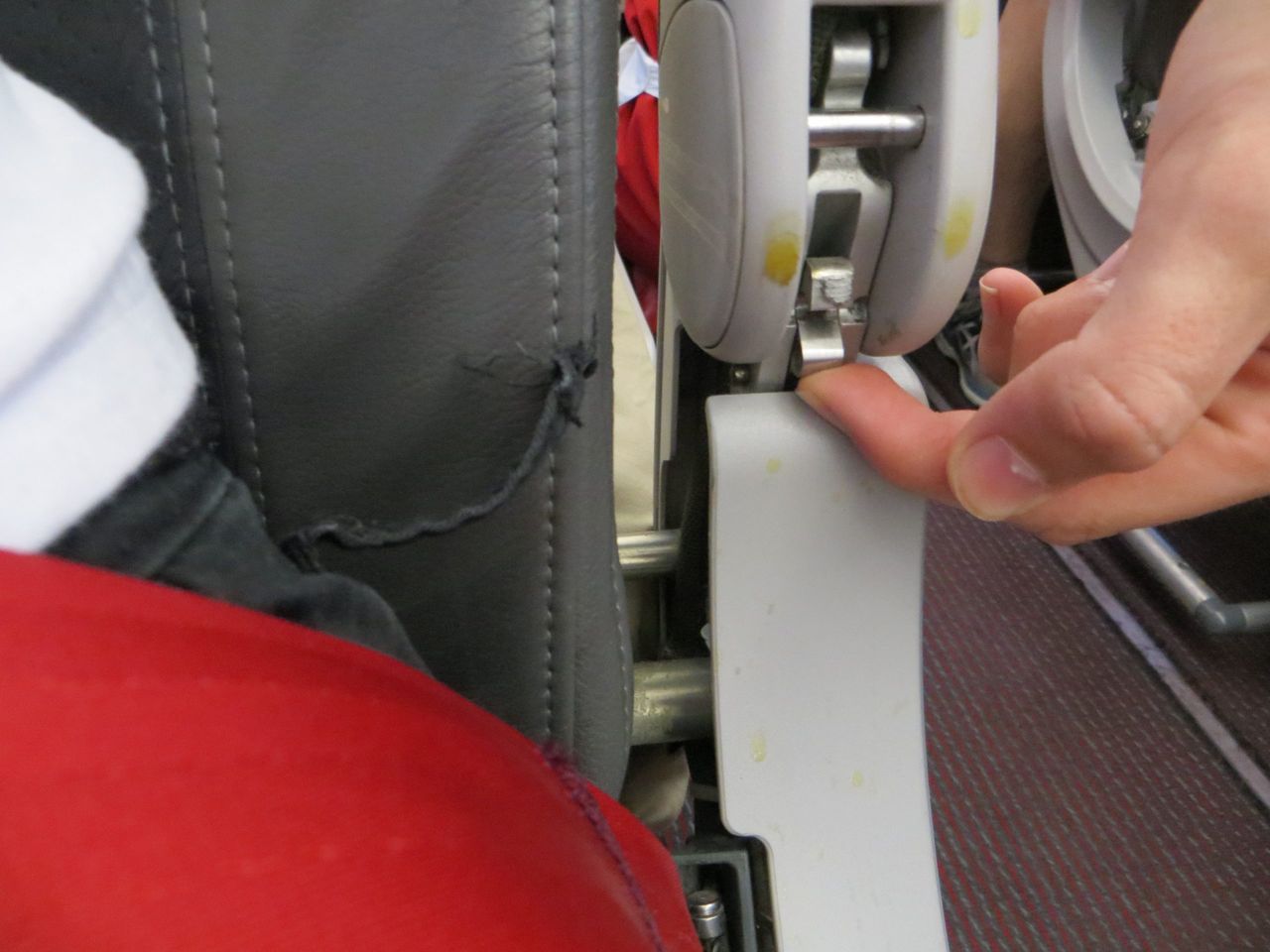 Ukryty przycisk w fotelu samolotu Fot. travelupdate.com