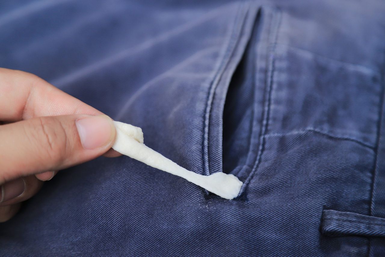 Jak usunąć gumę do żucia z ubrania? Fot. Freepik.com