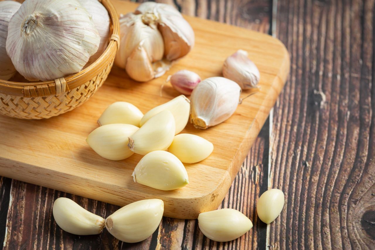 fresh raw garlic ready to cook