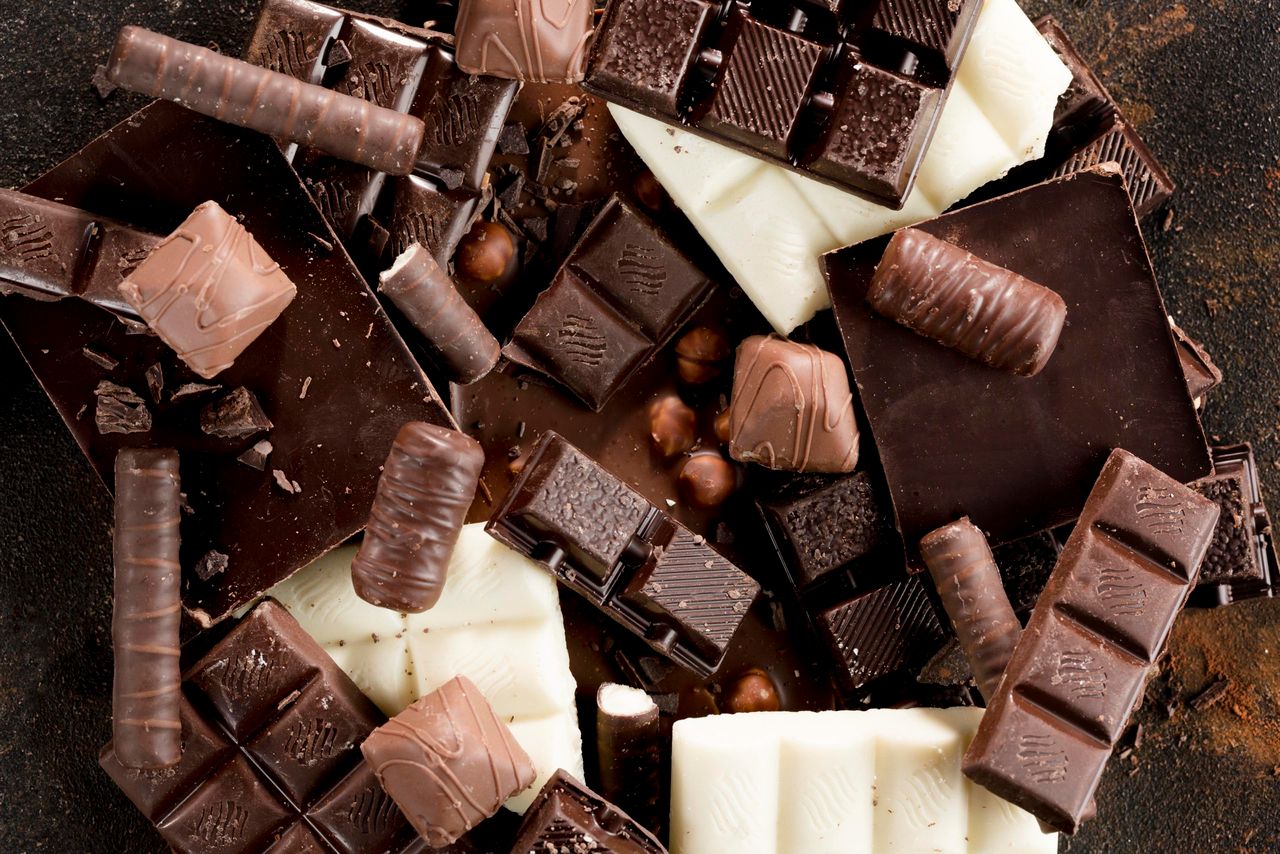 Biały nalot na czekoladzie nie wpływa na jej smak. Fot. Freepik