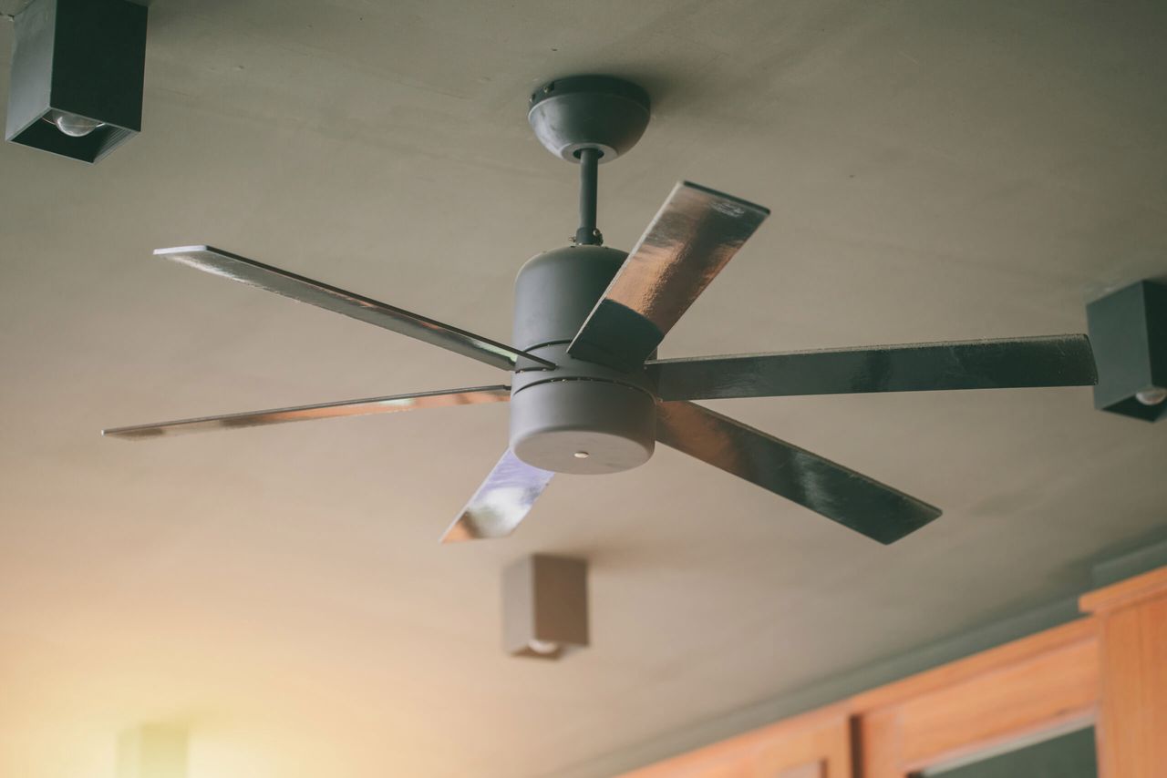ceiling fan in hot day cooling