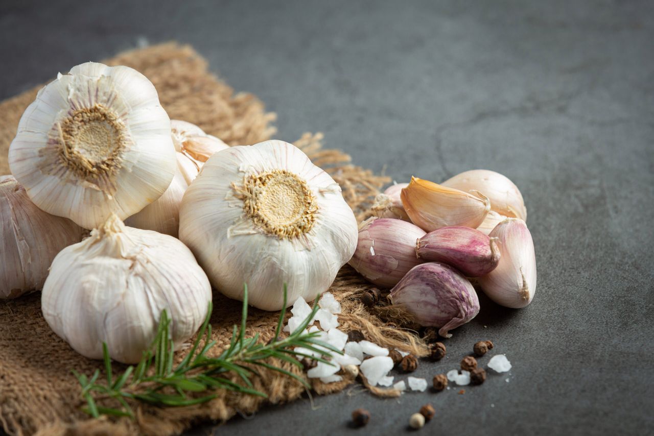 fresh raw garlic ready to cook