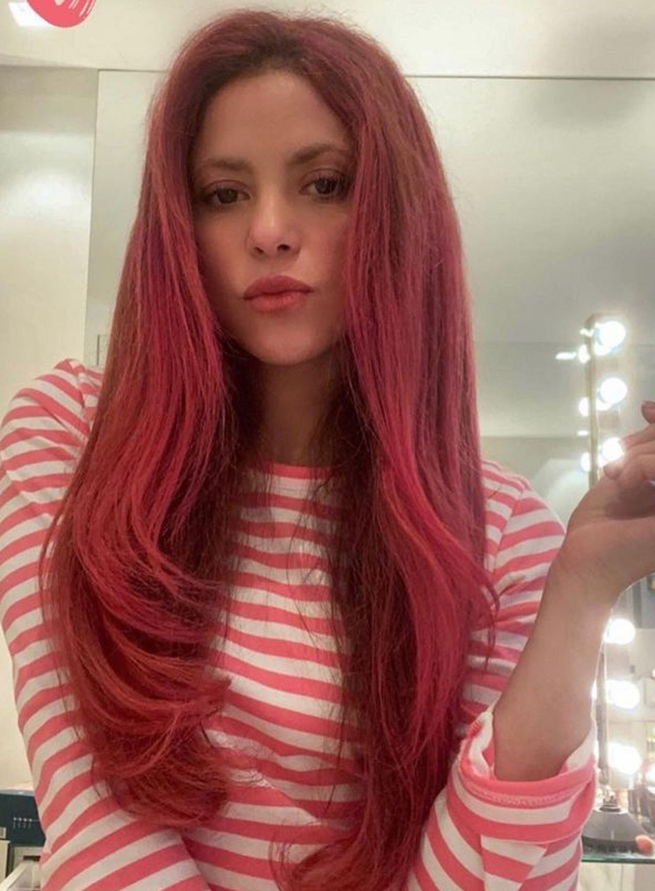 Shakira w różowych włosach