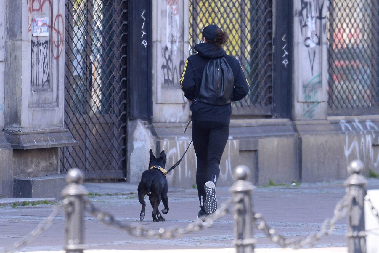 Michał Szpak z psem na spacerze
