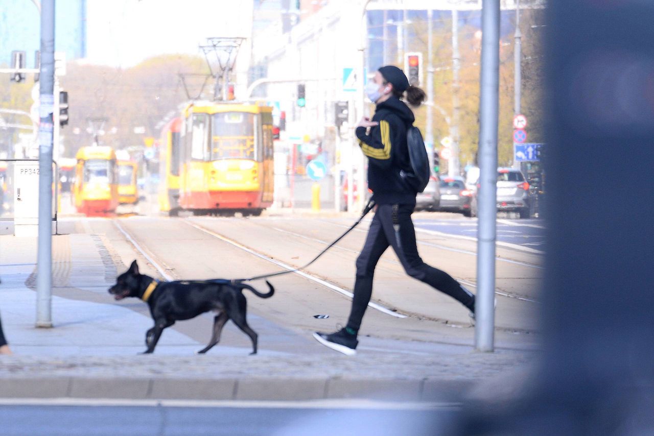 Michał Szpak z psem na spacerze
