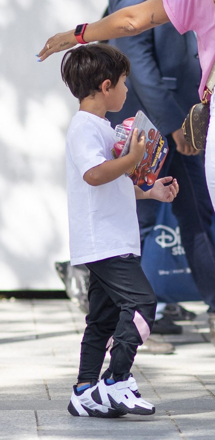Exclusif - Prix Spécial - No web - Antonella Roccuzzo, la femme de Lionel Messi et ses enfants Thiago, 8 ans, Mateo, 5 ans, et Ciro, 3 ans, font du shopping sur les Champs-Elysées à Paris, le 11 août 2021. Pendant que Lionel Messi, nouvelle recrue du PSG, est à son hôtel, sa femme et ses enfants, accompagnés d'un garde du corps, sont allés dans les boutiques "Disney Store" et "Joué Club". Chacun des enfants est reparti avec de nombreux cadeaux. Merci de flouter le visage des enfants avant parution. Exclusive - Special Price - No web - Antonella Roccuzzo, the wife of Lionel Messi and his children Thiago, 8, Mateo, 5, and Ciro, 3, are shopping on the Champs-Elysées in Paris, August 11, 2021. While Lionel Messi, new recruit of PSG, is at his hotel, his wife and children, accompanied by a bodyguard, went to the "Disney Store" and "Joué Club" stores. Each of the children left with many gifts. Please pixelate children faces prior to publication.