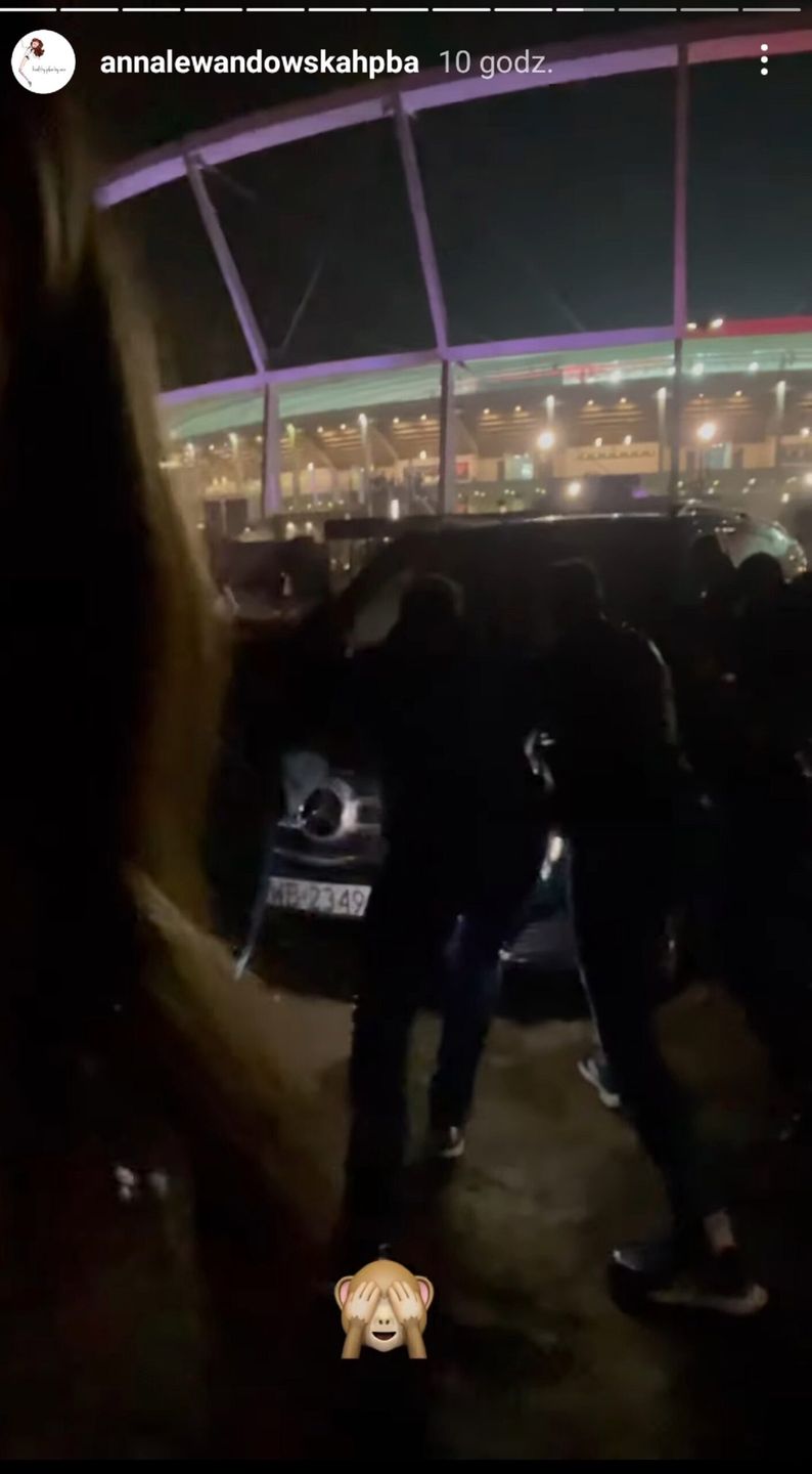 Anna i Robert Lewandowscy - zakopali się samochodem pod stadionem