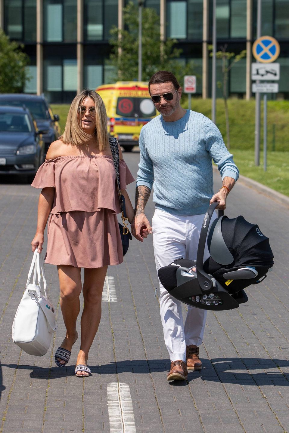 Małgorzata Rozenek i Radosław Majdan przed szpitalem