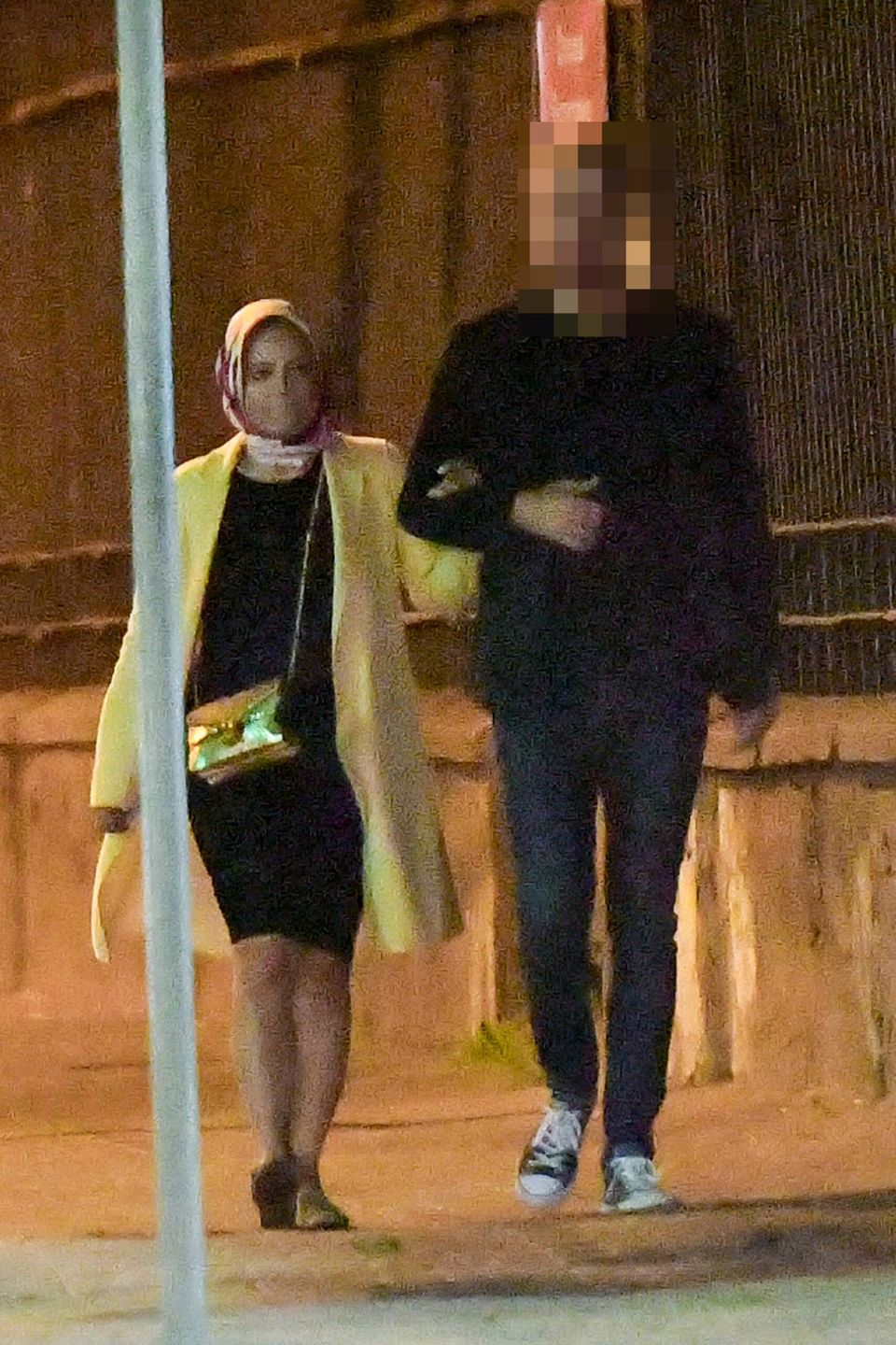 Anna Mucha i tajemniczy towarzysz na spacerze. Idą pod rękę