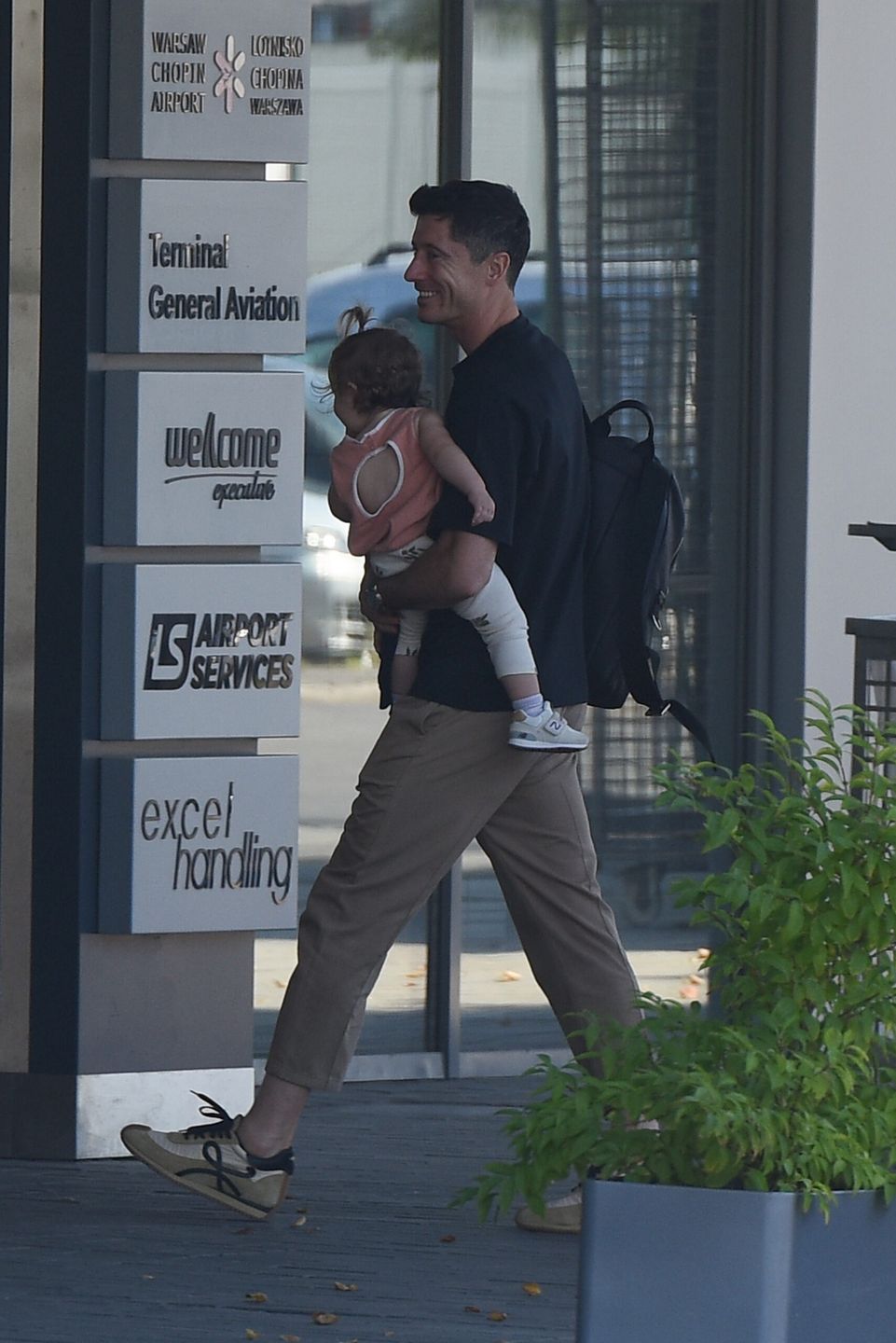 Robert Lewandowski z mamą, teściową i córkami na lotnisku