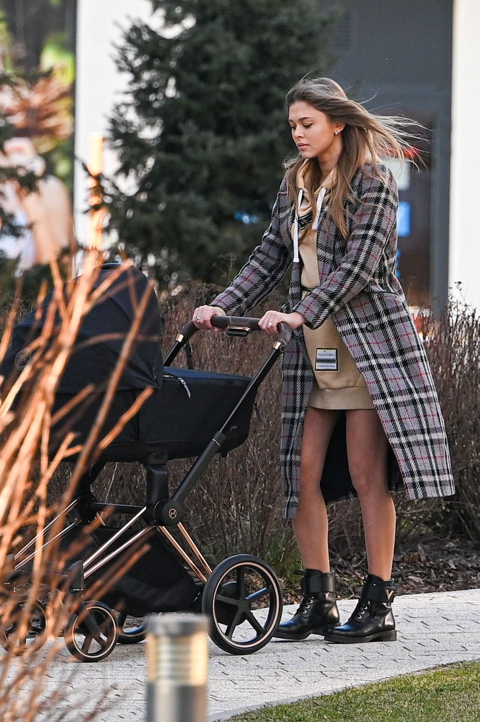 Joanna Opozda na pierwszym spacerze z synem