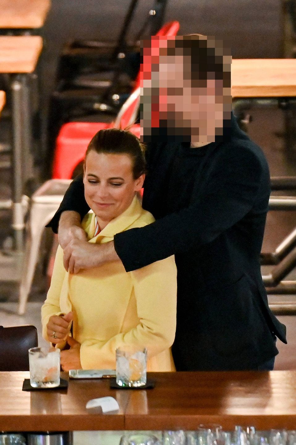 Tajemniczy mężczyzna pomaga włożyć płaszcz Annie Musze