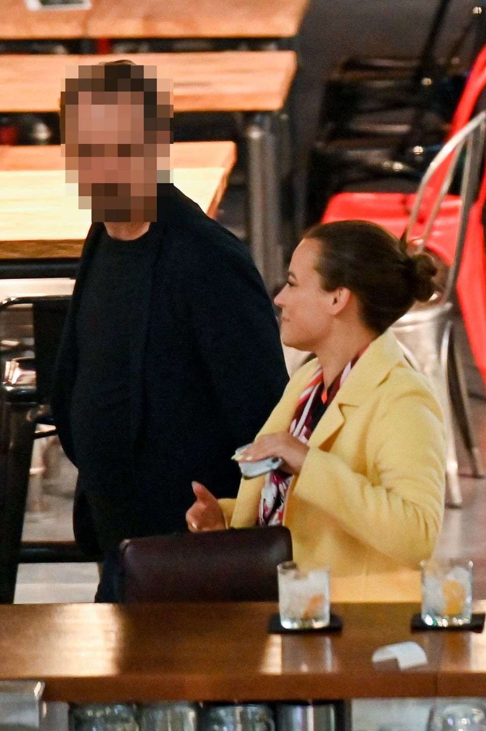 Anna Mucha i tajemniczy towarzysz na drinku