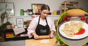 Smak lata zamknięty w pierogach. Pyszny farsz z rabarbarem i musem truskawkowym skradnie serca