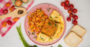 Omlet z serdelkami i prostą sałatką z kukurydzy. Przepis na obłędne śniadanie