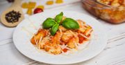 Zapiekane gnocchi w sosie pomidorowym z mozzarellą. Obiad we włoskim stylu
