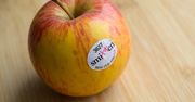 Wiesz, które jabłka były pryskane pestycydami? Wystarczy, że spojrzysz na tę naklejkę