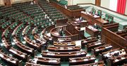 Ipsos: PiS wygrywa wybory parlamentarne z poparciem 43,6 proc. wyborców. Sześć partii w Sejmie, PiS z 239 mandatami