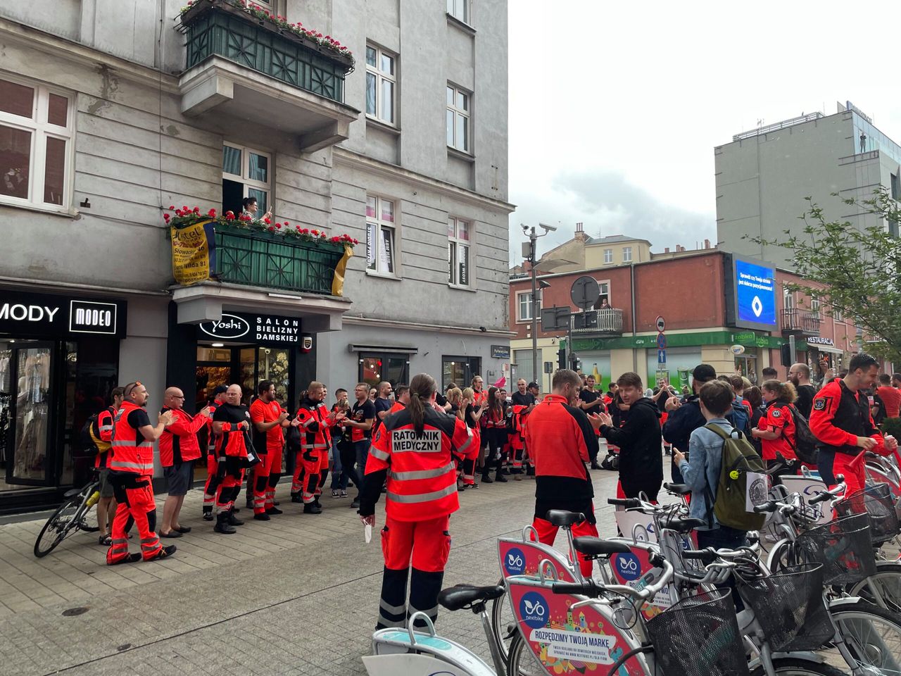 W kilku miastach Polski trwa protest ratowników medycznych