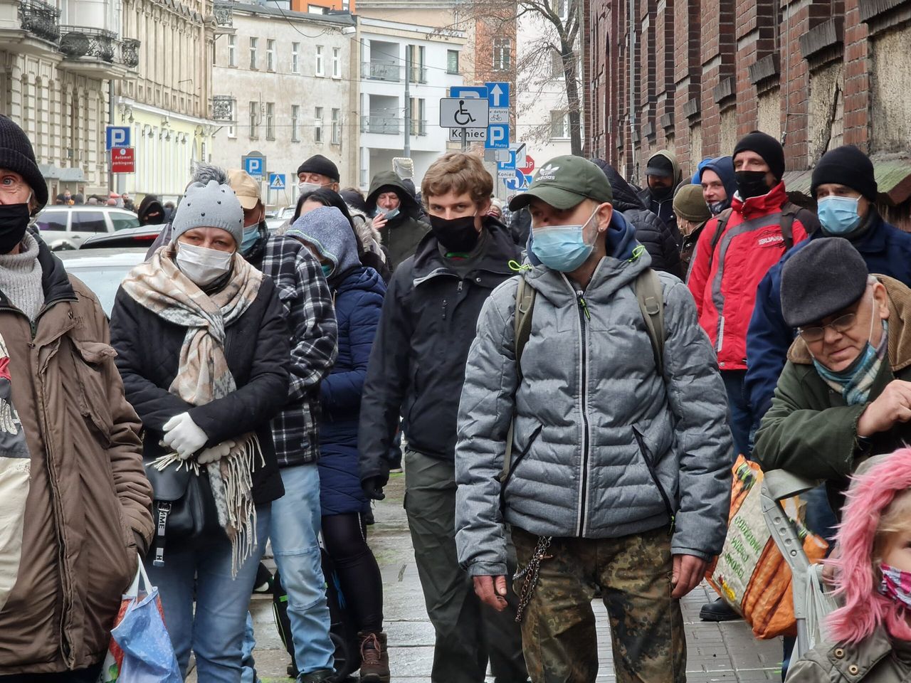 320 paczek z wielkanocnymi potrawami dla samotnych i potrzebujących