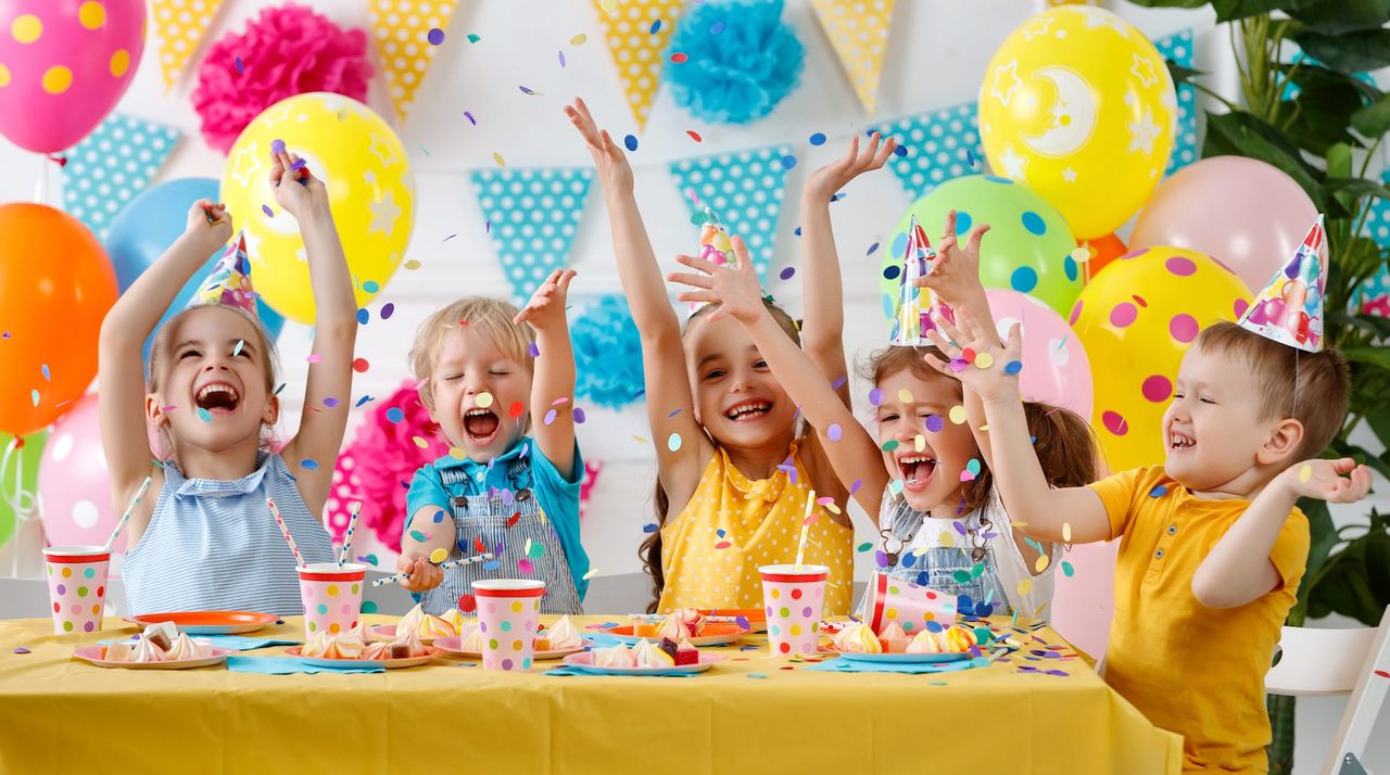 <p>children&#8217;s birthday. happy kids with cake and ballons</p>