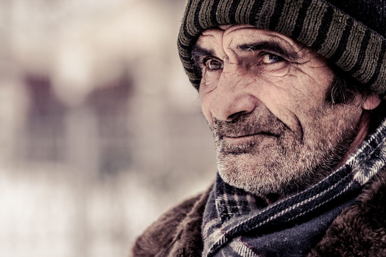 Seniorzy tysiącami dzwonią na linię wsparcia