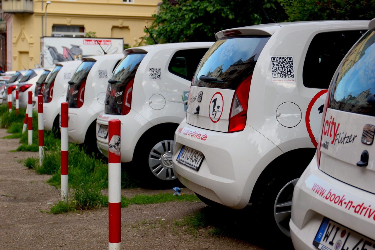 W Polsce tworzy się rynek carsharingu. Krótkoterminowym wypożyczalniom aut szybko przybywa klientów