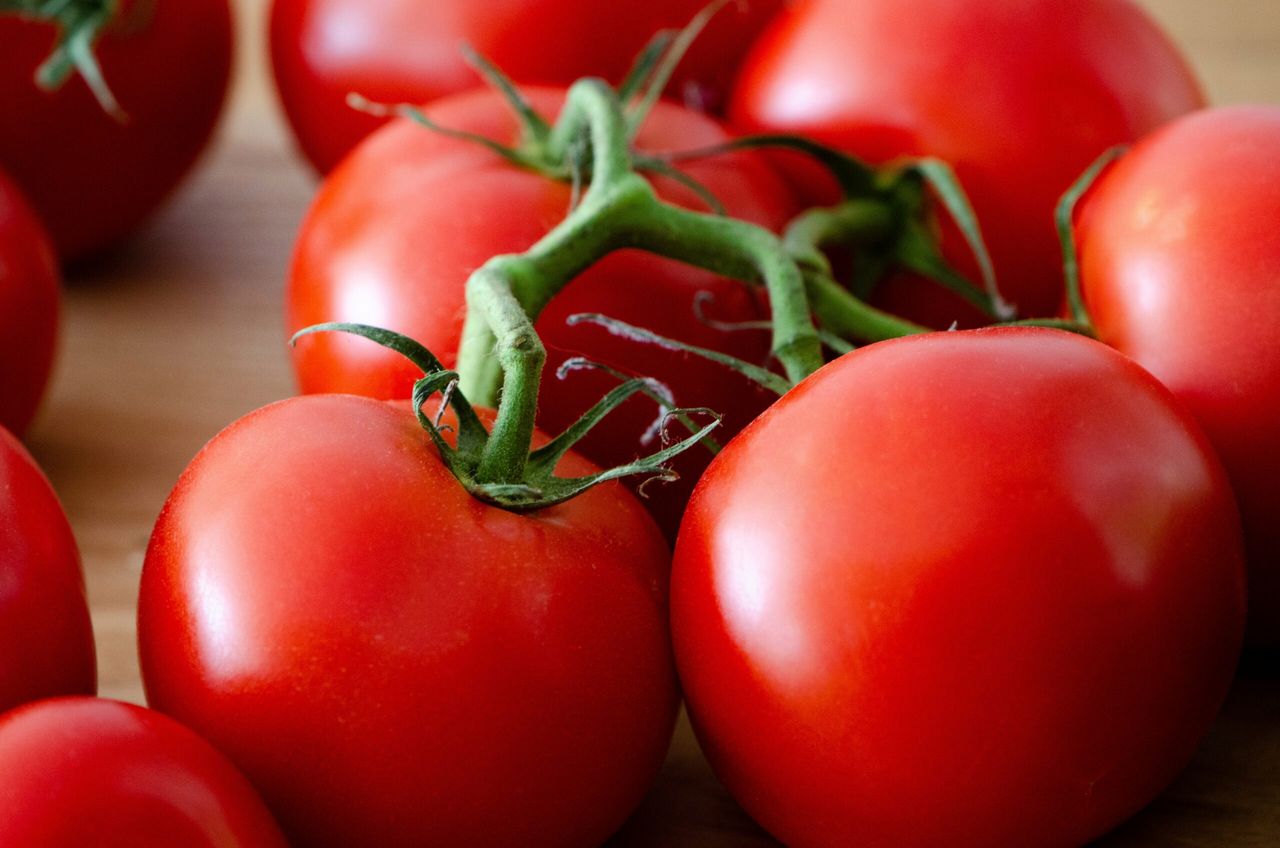 Jadła trzy pomidory dziennie (UNPLASH)