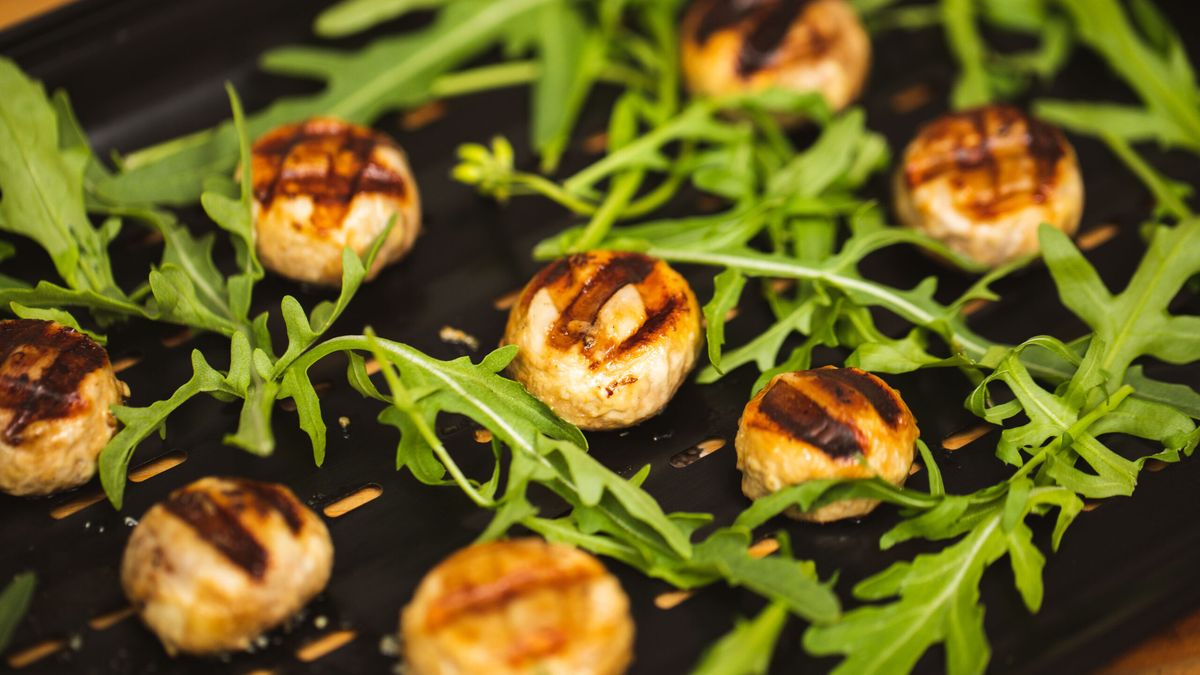 Pieczarki z grilla na talerzu z rukolą