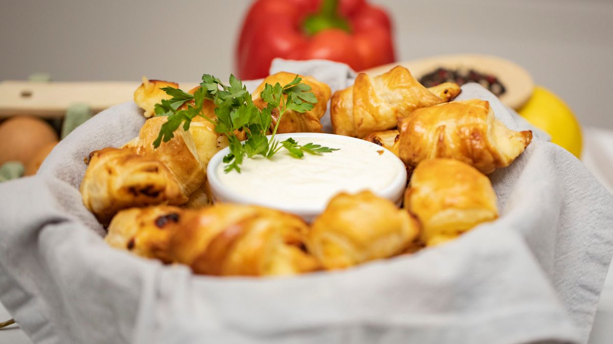 Rogaliki z serkiem topionym i szynką