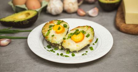 Jajko zapiekane w awokado z mozzarellą. Prosty przepis na śniadanie