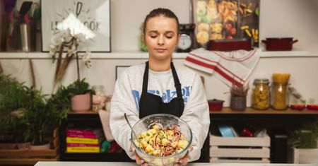 Idealna sałatka ziemniaczana z marynowaną cebulką na grilla
