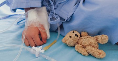 Malec zadławił się popularną przekąską, a my wciąż nie wiemy, jak jest niebezpieczna. "Usuwali mu kawałki z płuc"