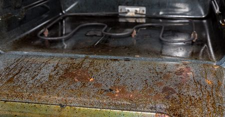 Nie trać całej soboty na szorowanie piekarnika. Wypróbuj trik zawodowej sprzątaczki