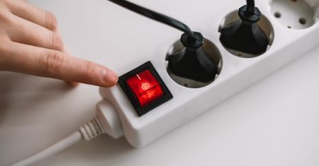 Przygotuj swój dom do wyjazdu na Wszystkich Świętych i zmniejsz wysokość rachunków za energię elektryczną
