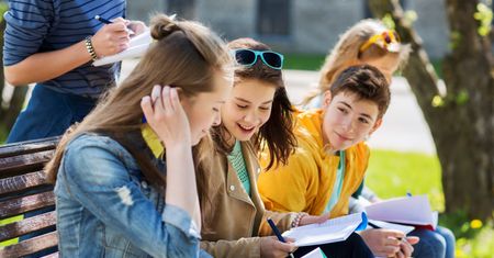 Równe szanse dla uchodźców: Fundacja Rozwoju Systemu Edukacji z programami nastawionymi na integrację