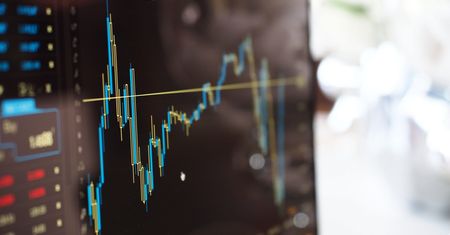Omicron napędza niepewność na rynkach finansowych. Europejskie indeksy są bardziej narażone na jej skutki