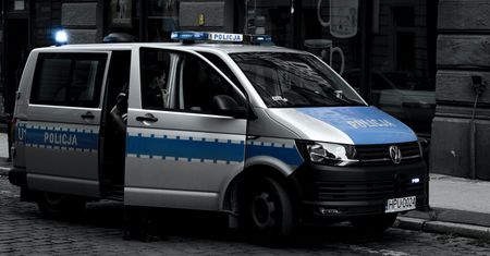 Atak nożownika w szkole pod Ostrołęką. Są ranni, trwa obława