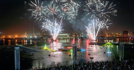 Wspaniałe fajerwerki rozświetlają moskiewskie niebo w ramach międzynarodowego festiwalu Rostec