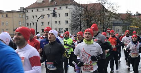 Ogromna biało-czerwona flaga – organizatorzy Poznańskiego Biegu Niepodległościowego chcą ustanowić rekord Guinnessa