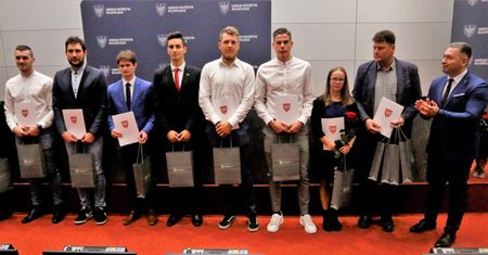 Sportowcy otrzymali stypendia olimpijskie od marszałka województwa