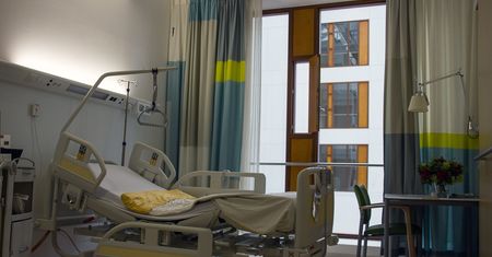 Matka kilkumiesięcznych bliźniaczek zmarła po zabiegu w klinice medycyny naturalnej. Jest pierwszy zarzut w sprawie