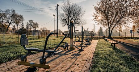 Siłownie plenerowe – sposób na zachowanie dobrej formy