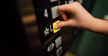 Czy można zarazić się COVID-19 w windzie? Odpowiada specjalista