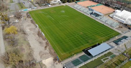 Trwa montaż oświetlenia na stadionie Warty Poznań przy Drodze Dębińskiej