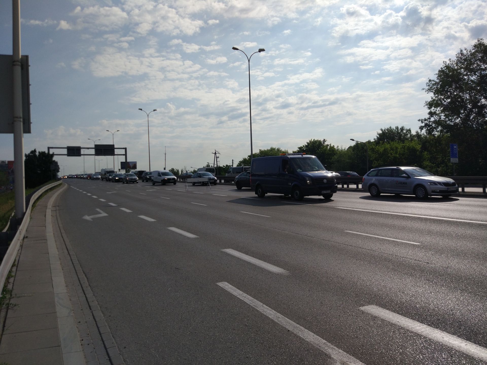 Warszawa. Utrudnienia na Alejach Jerozolimskich 