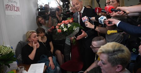 Protest w Sejmie. Żalek przyszedł z kwiatami do niepełnosprawnych